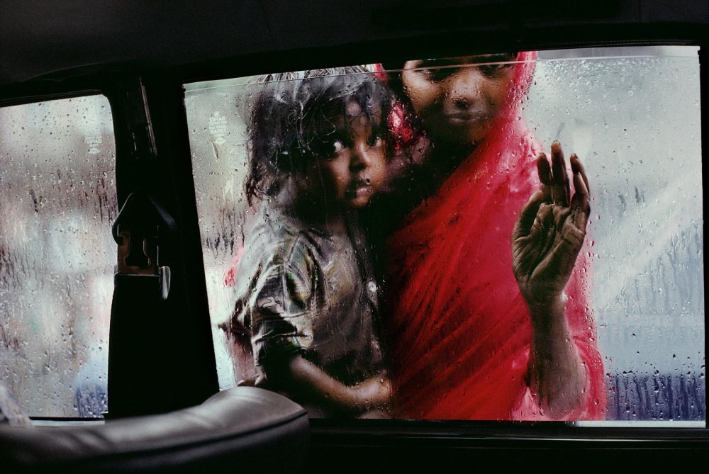 Steve McCurry-Mother and child at car window, Bombay, India, 1993